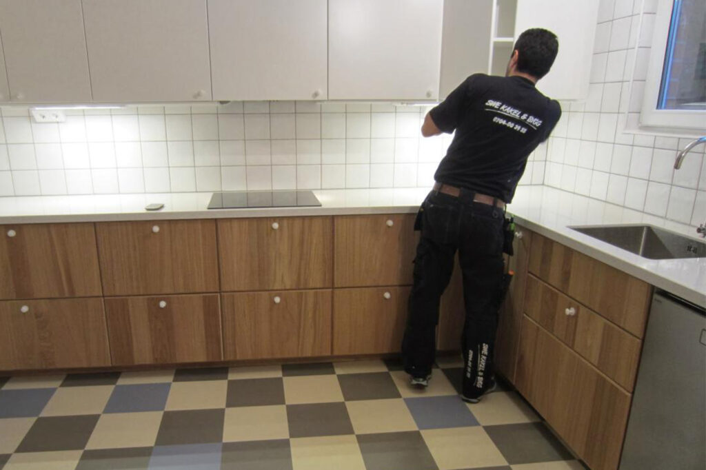 Personal på Swekb renoverar kök